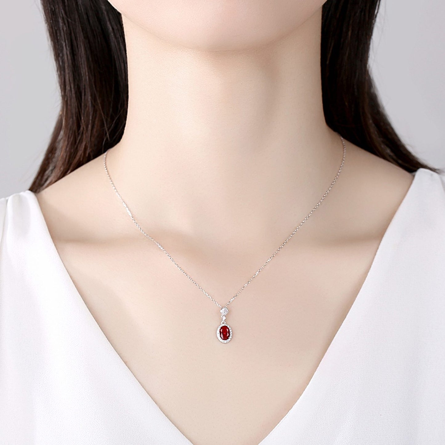 Set din argint elegant oval colier si cercei cu rubin rosu si cristale zirconiu cesini colier purtat