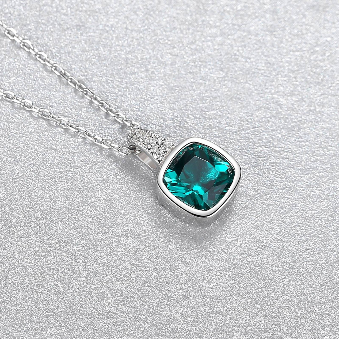 Colier lantisor din argint elegant patrat cu smarald verde si cristale zirconiu cesini cadou
