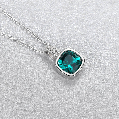 Colier lantisor din argint elegant patrat cu smarald verde si cristale zirconiu cesini cadou