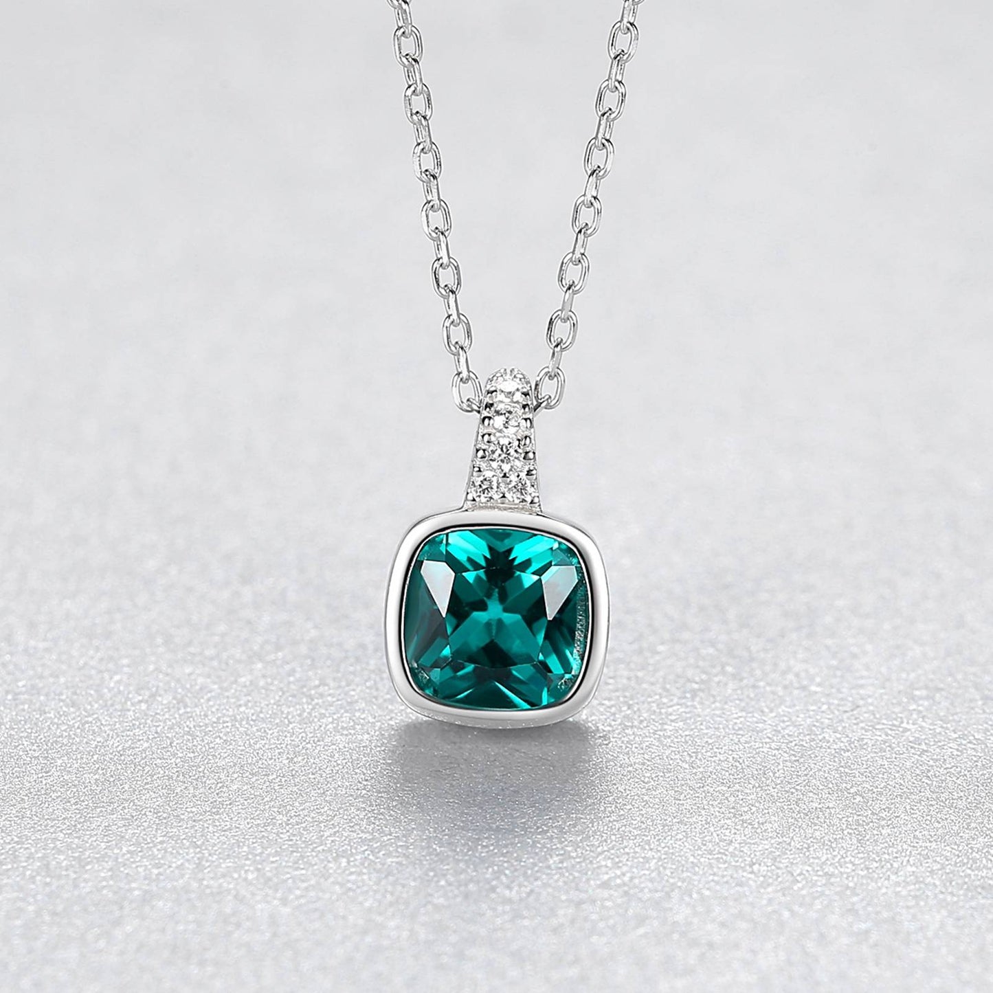 Colier lantisor din argint elegant patrat cu smarald verde si cristale zirconiu cesini femeie