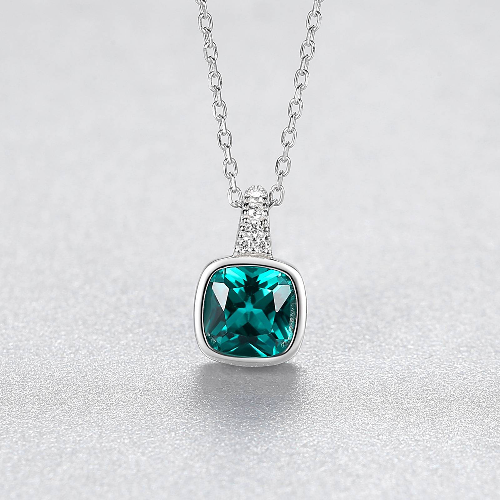 Colier lantisor din argint elegant patrat cu smarald verde si cristale zirconiu cesini femeie