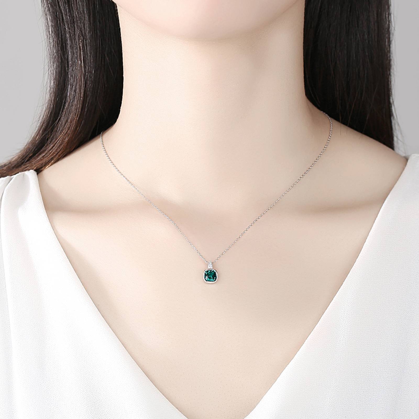 Colier lantisor din argint elegant patrat cu smarald verde si cristale zirconiu cesini purtat