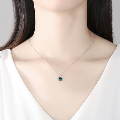 Colier lantisor din argint elegant patrat cu smarald verde si cristale zirconiu cesini purtat