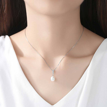 Colier lantisor din argint elegant cu perle naturale si cristale zirconiu cesini purtat