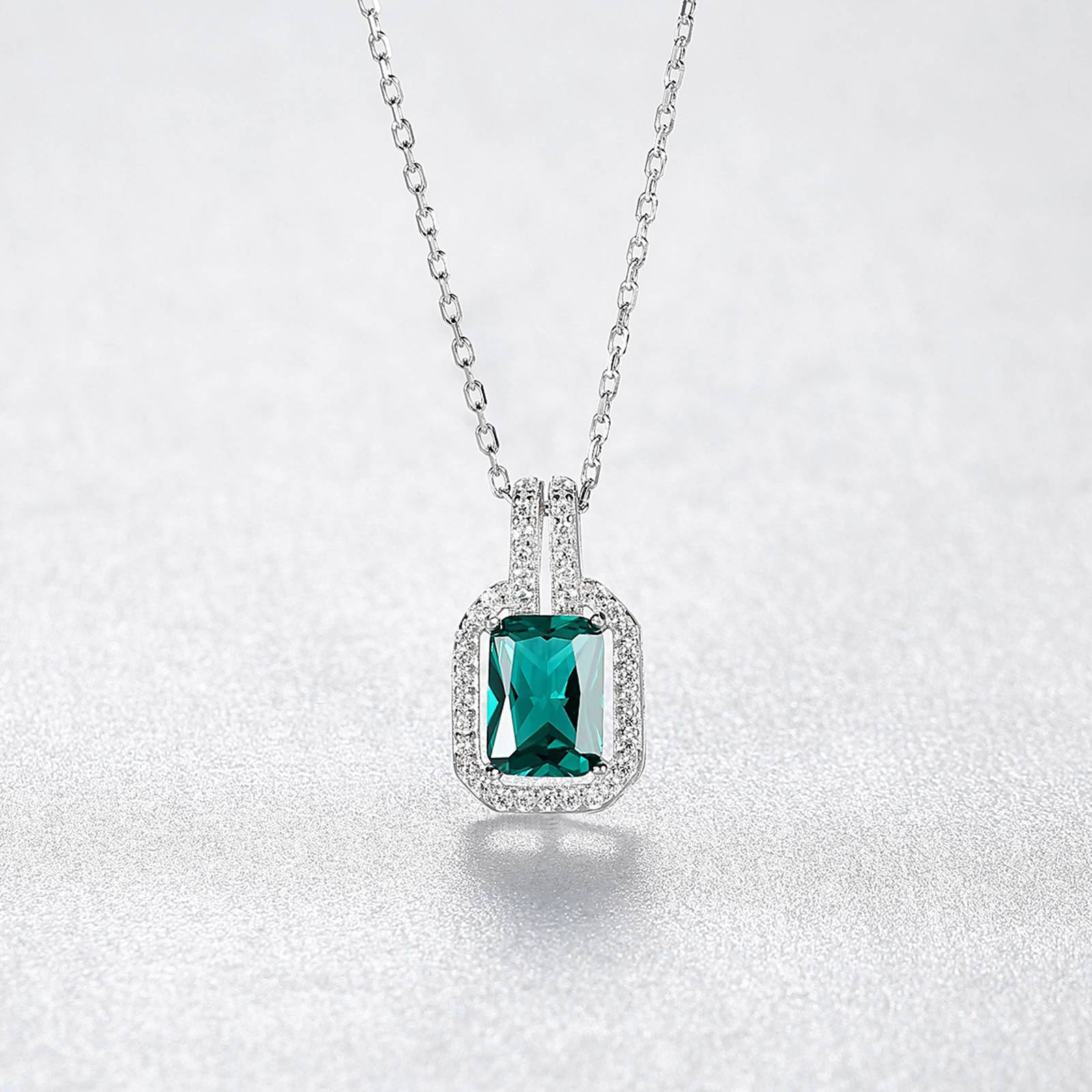 Colier lantisor din argint elegant rectangular cu smarald verde si cristale zirconiu cesini cadou