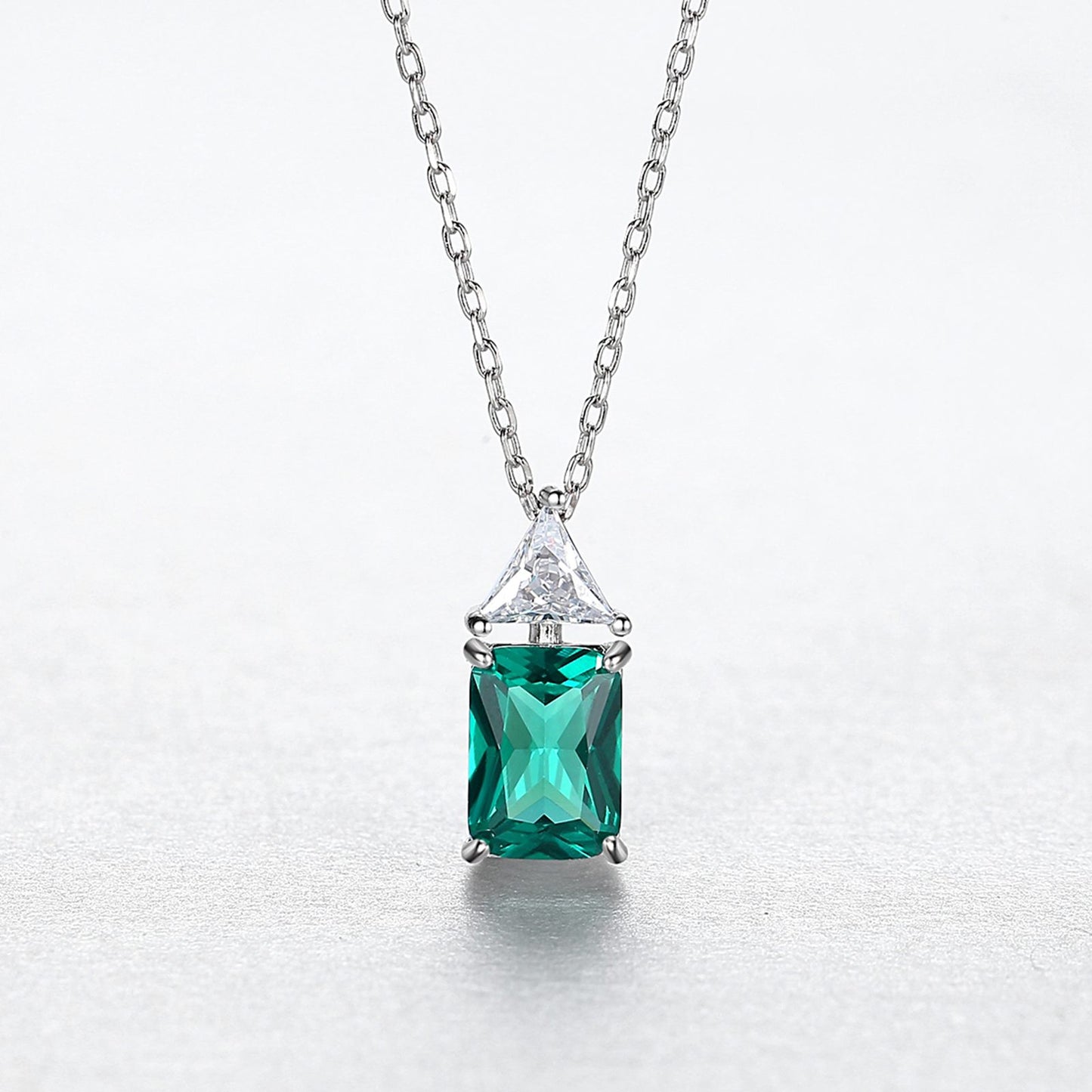 Colier lantisor din argint elegant rectangular cu smarald verde si cristale zirconiu cesini cadou