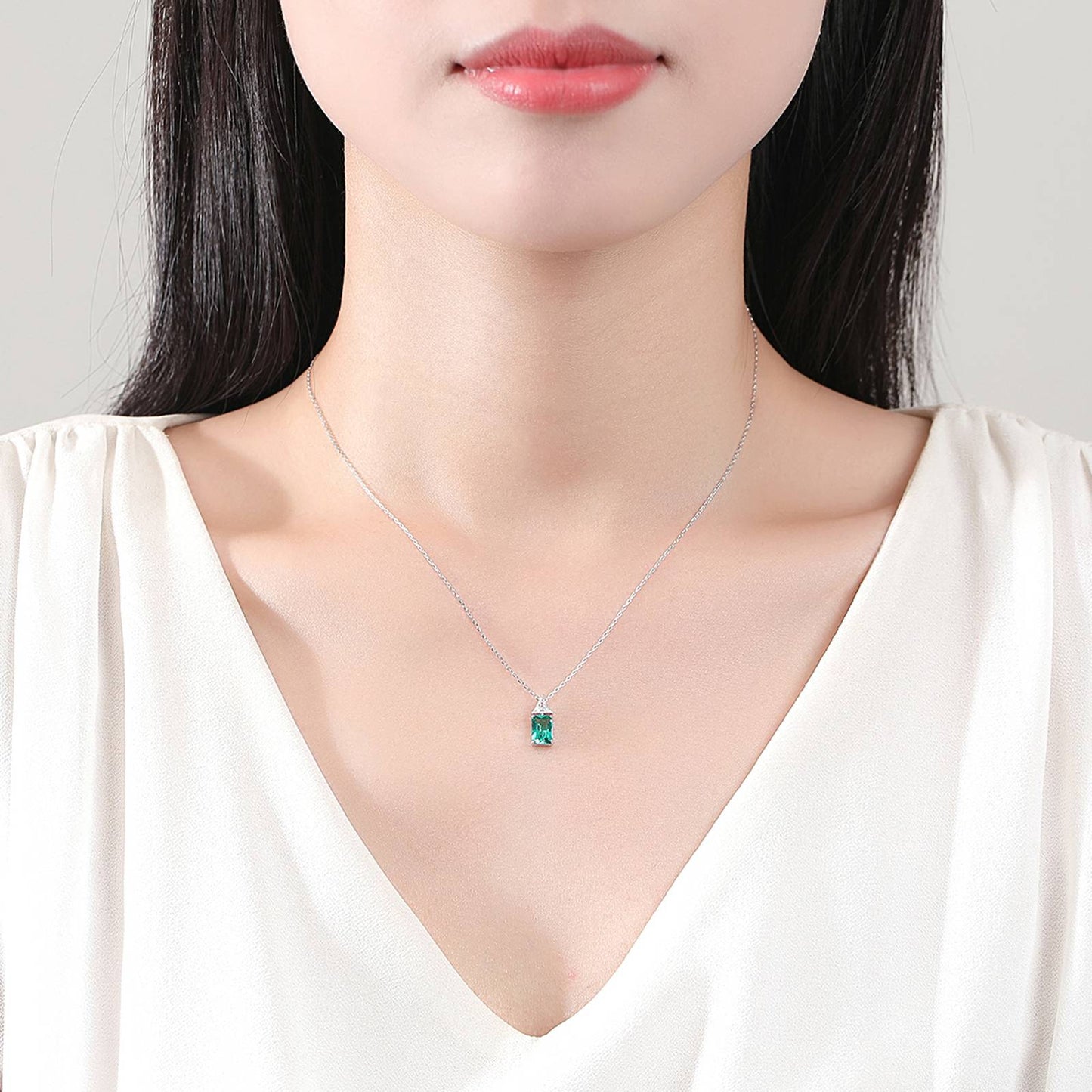 Colier lantisor din argint elegant rectangular cu smarald verde si cristale zirconiu cesini purtat
