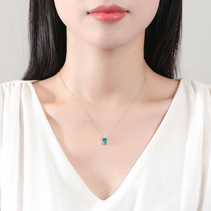 Colier lantisor din argint elegant rectangular cu smarald verde si cristale zirconiu cesini purtat