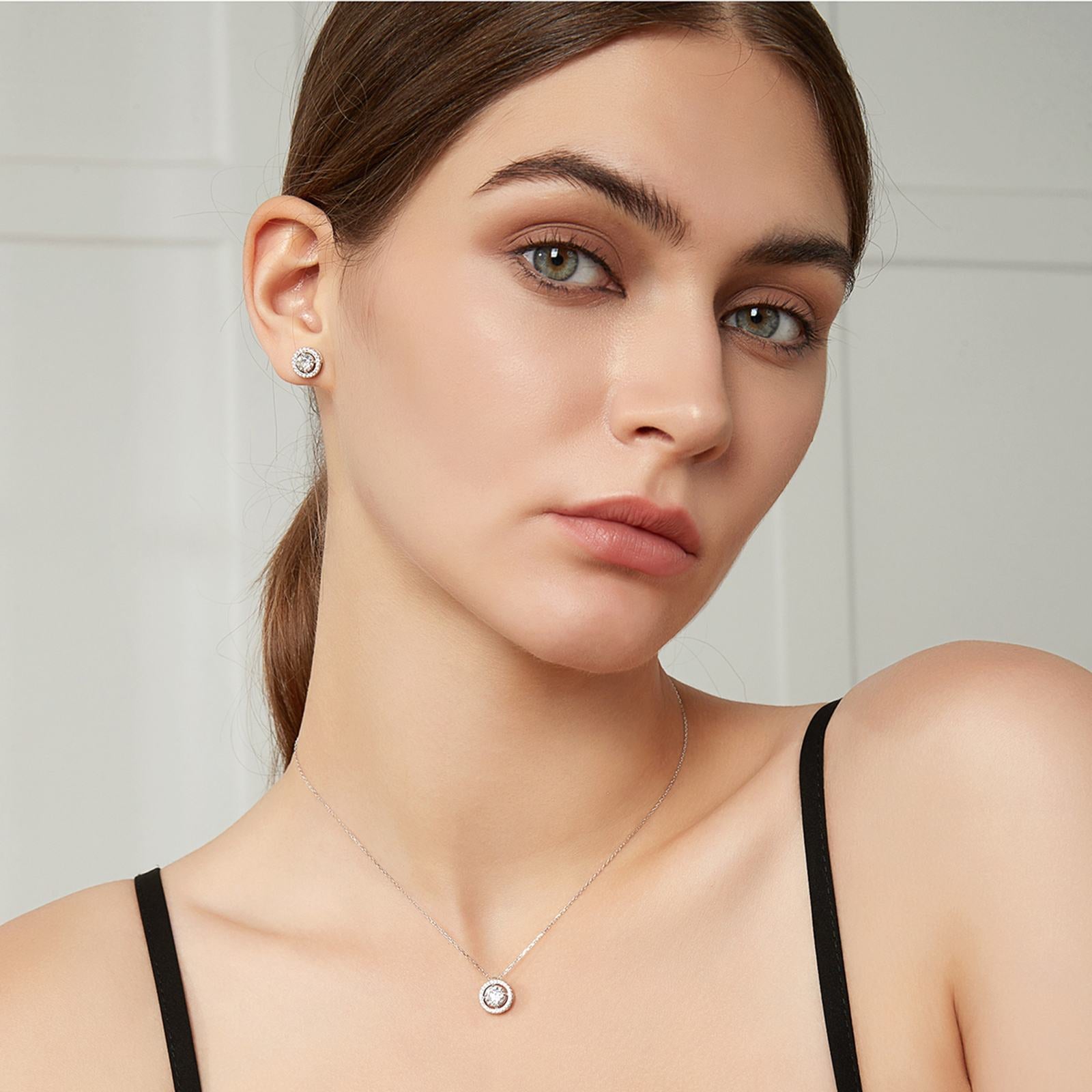 Colier lantisor din argint elegant rotund cu moissanite cesini purtat