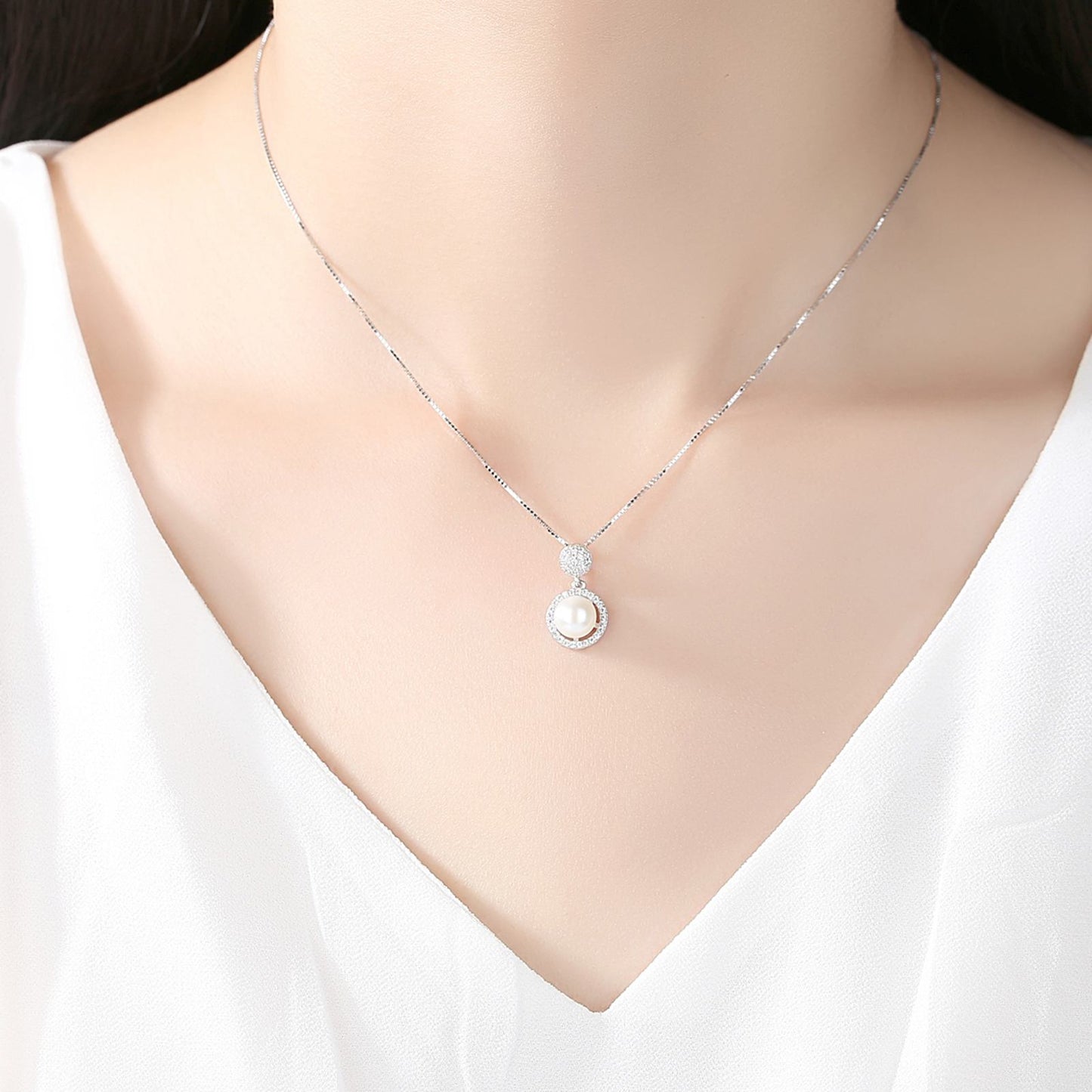 Colier lantisor din argint rotund elegant cu perle naturale si cristale zirconiu cesini purtat