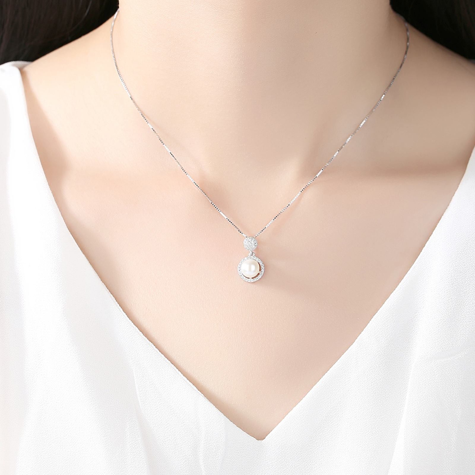 Colier lantisor din argint rotund elegant cu perle naturale si cristale zirconiu cesini purtat