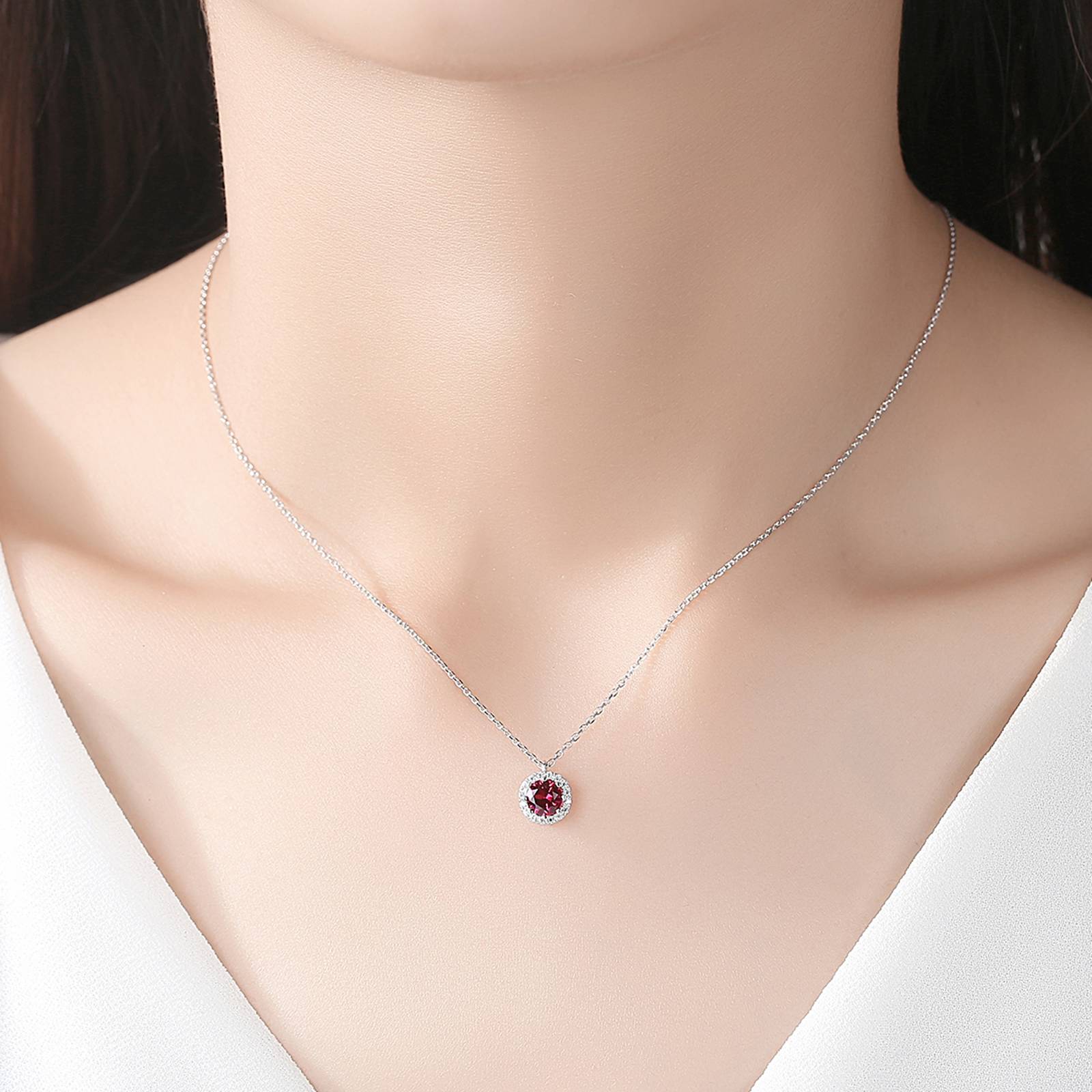 Colier lantisor din argint rotund elegant cu rubin rosu si cristale zirconiu cesini purtat