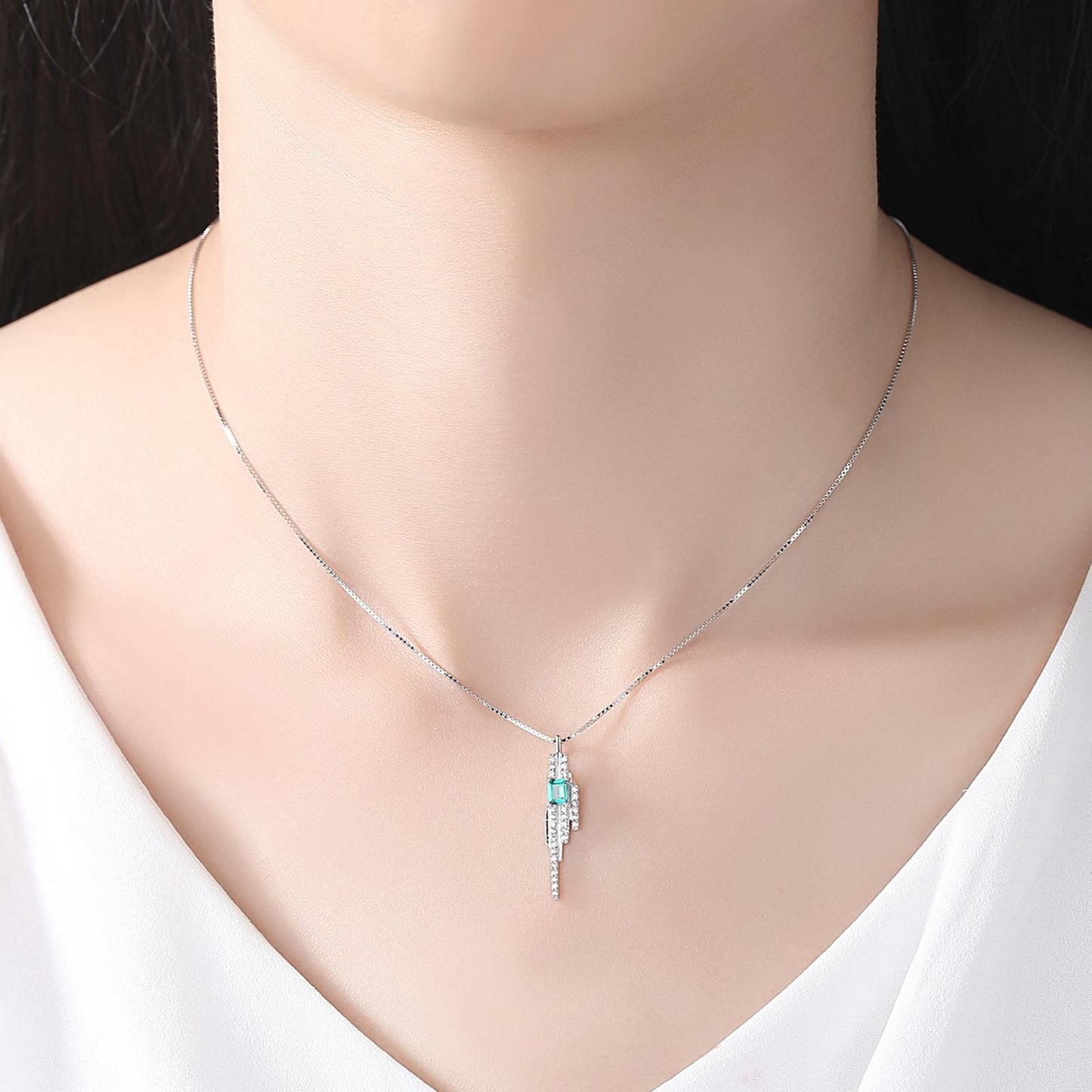 Set din argint elegant colier si cercei cu smarald verde si cristale zirconiu cesini colier purtat