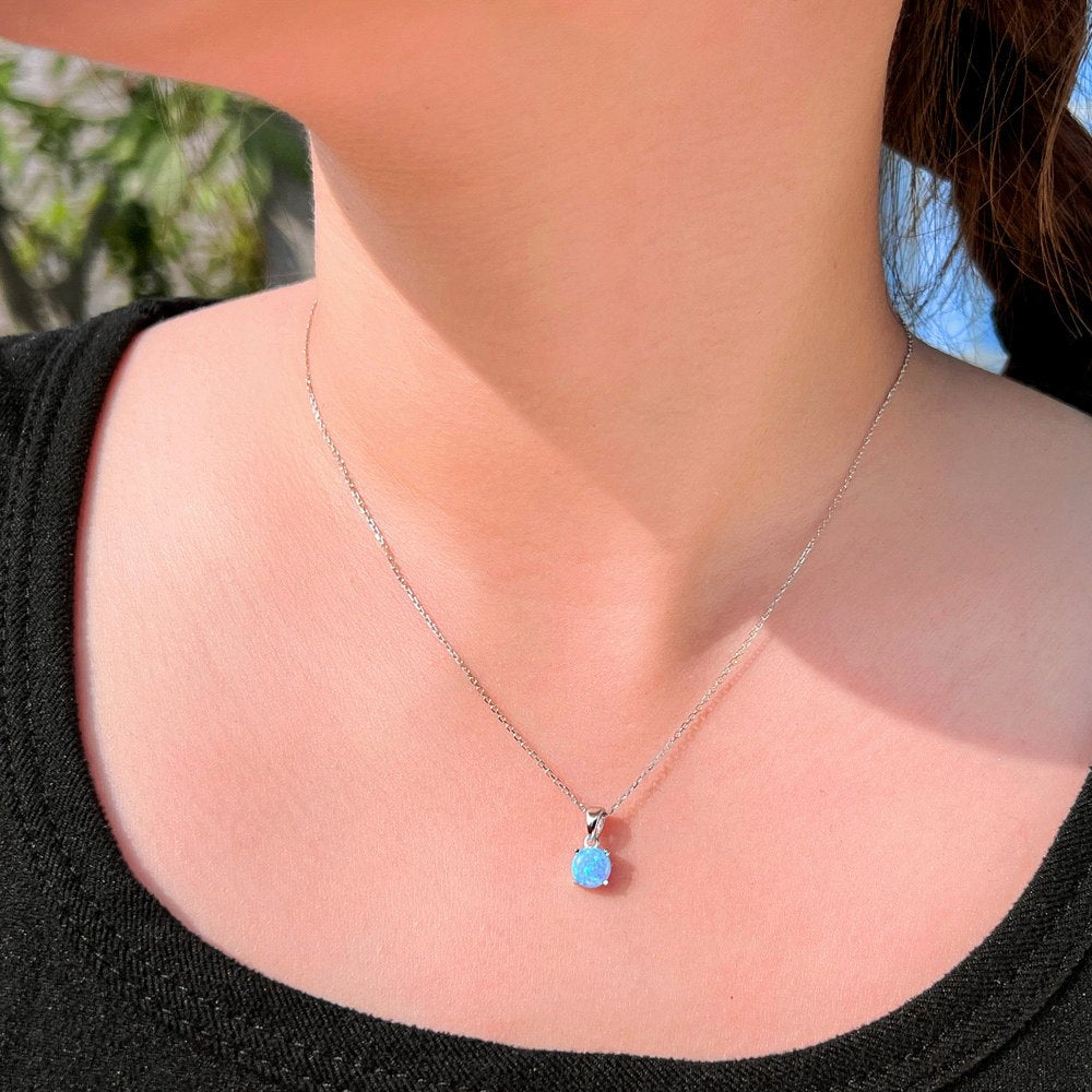 Colier lantisor din argint cu pandantiv rotund cu opal cesini purtat