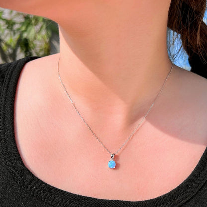 Colier lantisor din argint cu pandantiv rotund cu opal cesini purtat