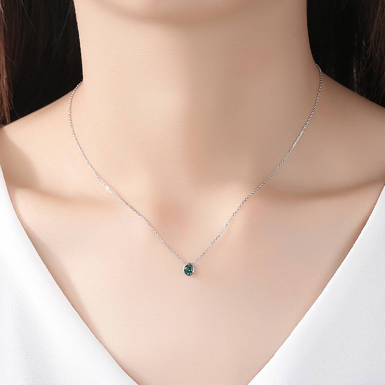 Set din argint rotund colier si cercei cu smarald verde cesini colier purtat
