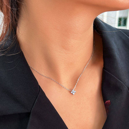 Colier lantisor din argint cu pandantiv trifoi cu zirconiu cesini purtat