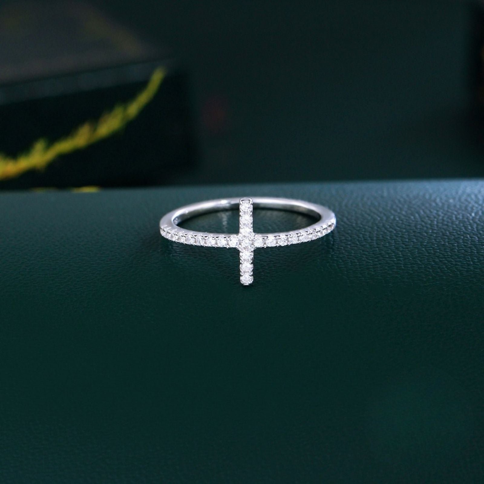 Inel din argint model cruce cu cristale zirconiu cesini cadou