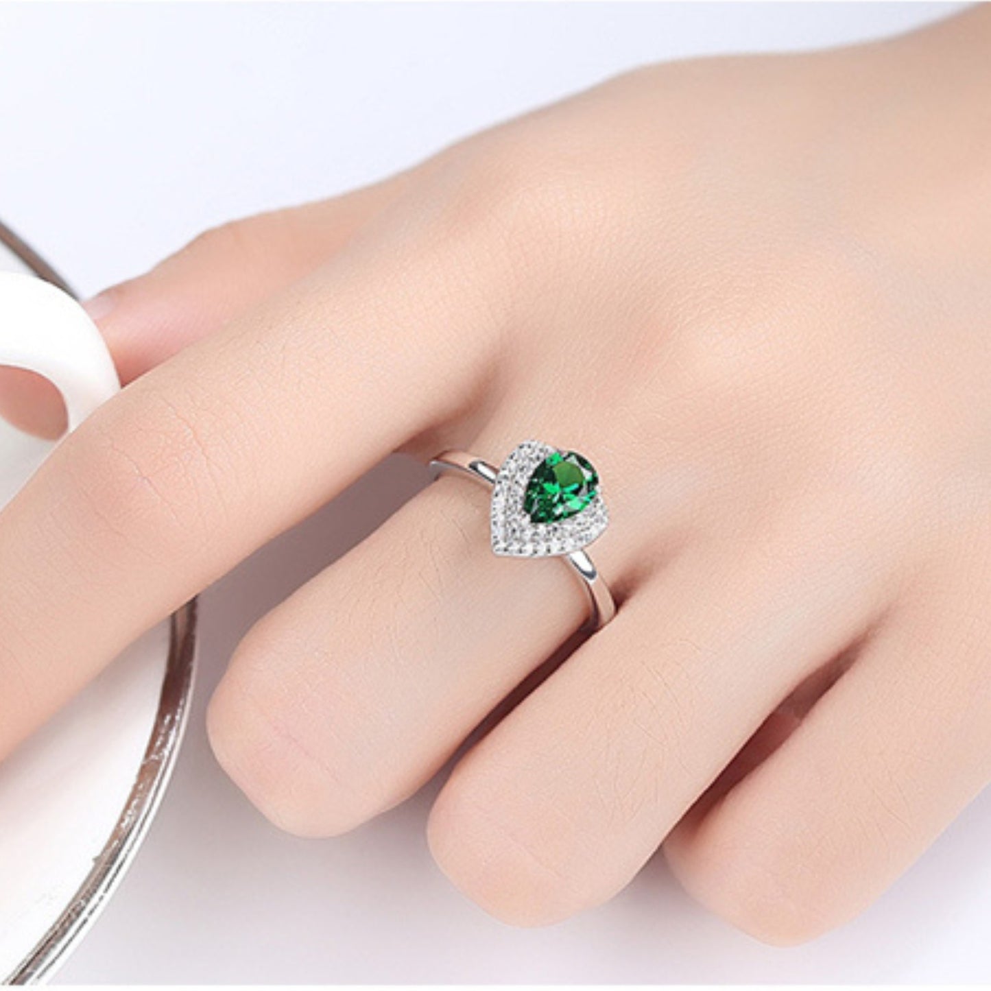 Inel din argint elegant cu smarald verde si cristale zirconiu cesini femei