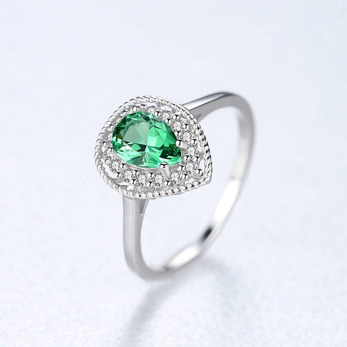 Inel din argint elegant lacrima cu smarald verde si cristale zirconiu cesini cadou