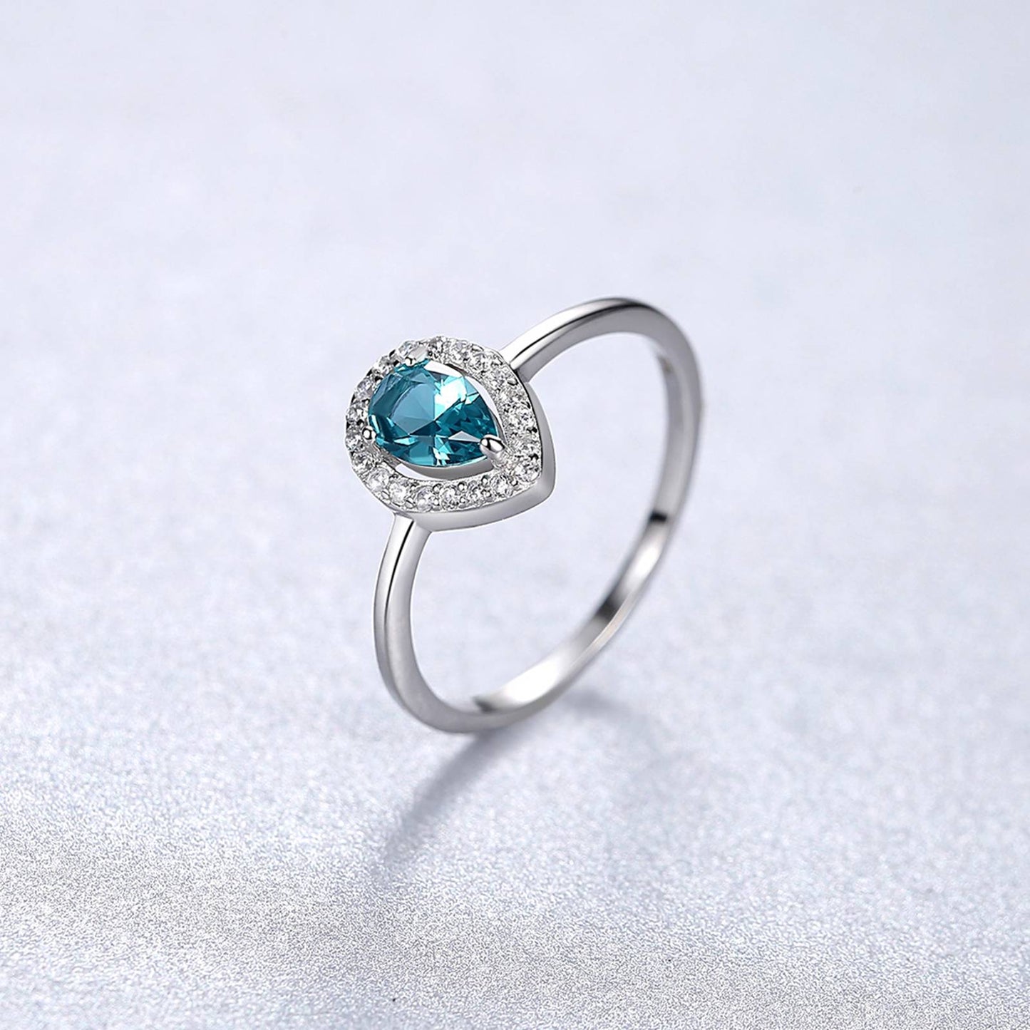 Inel din argint elegant lacrima cu smarald verde si cristale zirconiu cesini cadou