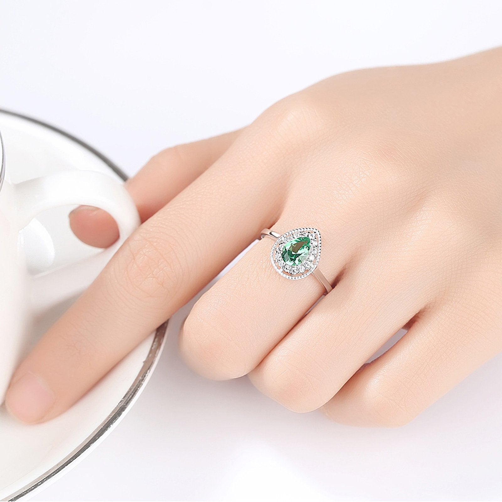 Inel din argint elegant lacrima cu smarald verde si cristale zirconiu cesini purtat