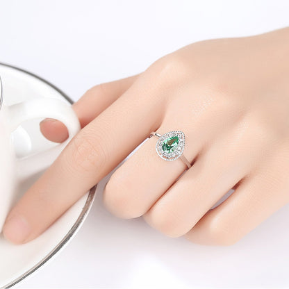 Inel din argint elegant lacrima cu smarald verde si cristale zirconiu cesini purtat