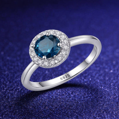 Inel din argint elegant rotund cu safir albastru si cristale zirconiu cesini cadou