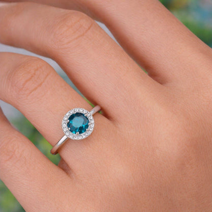 Inel din argint elegant rotund cu safir albastru si cristale zirconiu cesini purtat