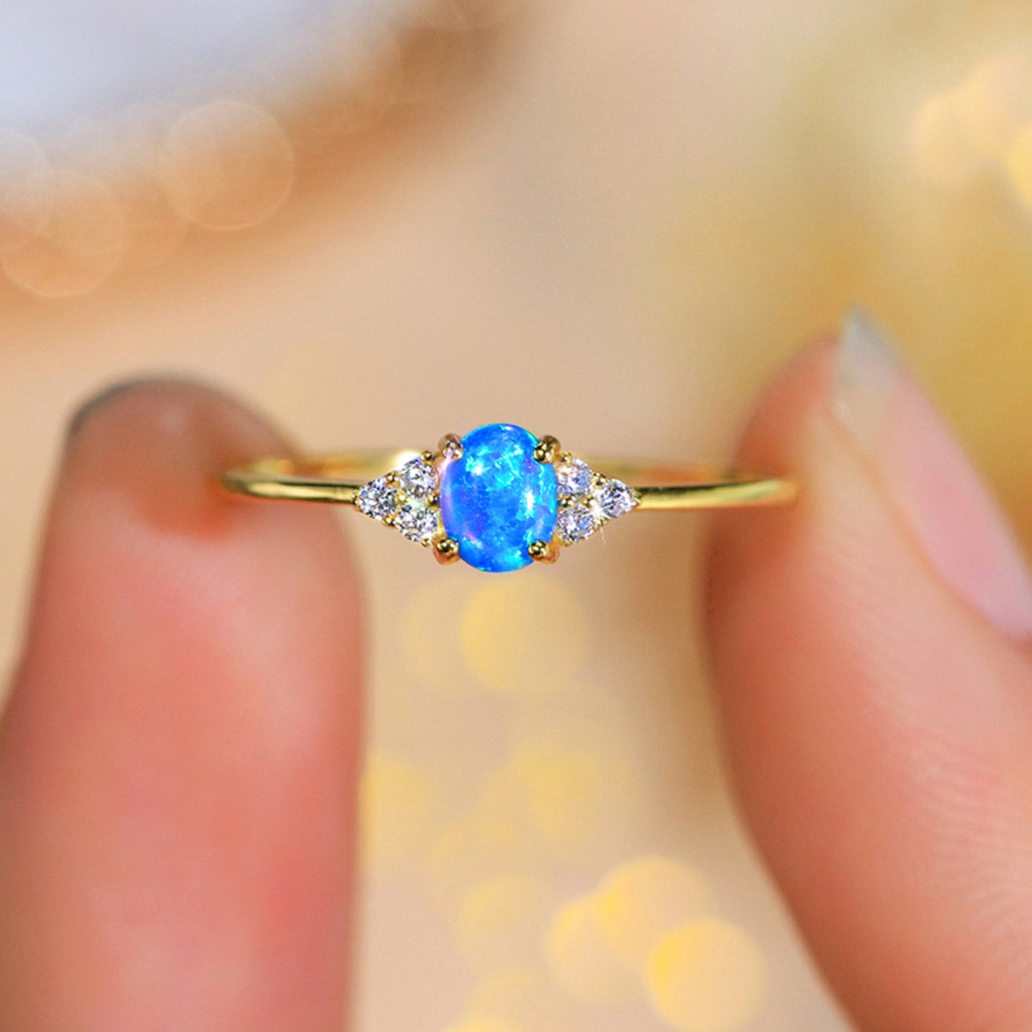 Inel din argint placat cu aur elegant rotund cu opal si cristale zirconiu cesini cadou