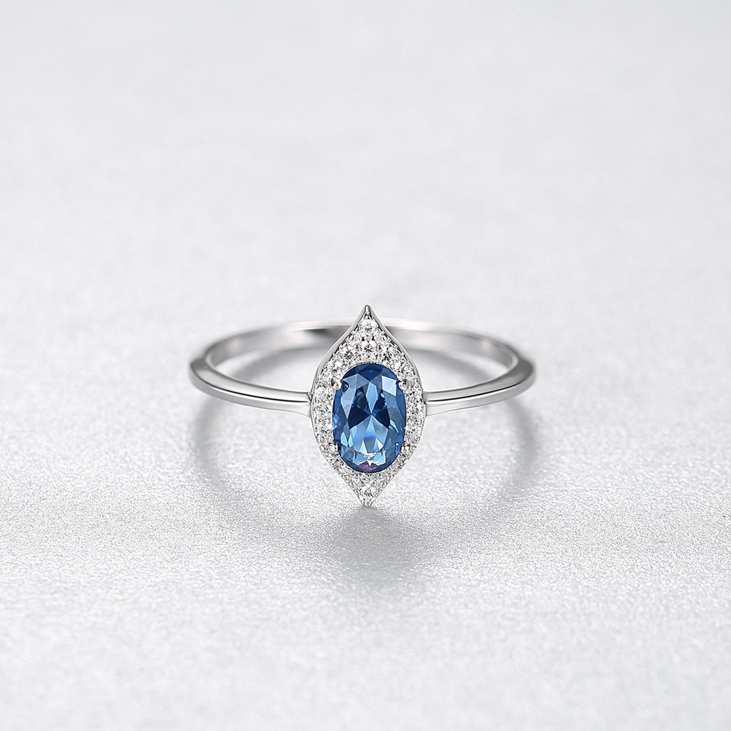 Inel din argint elegant oval cu safir albastru si cristale zirconiu cesini cadou