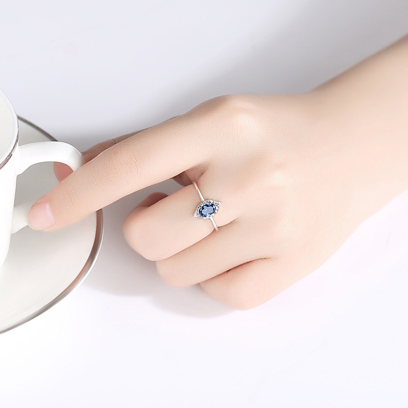 Inel din argint elegant oval cu safir albastru si cristale zirconiu cesini femei