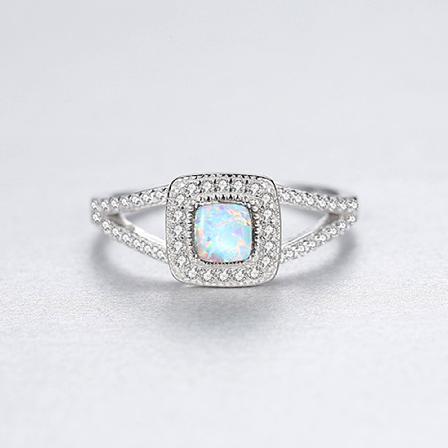 Inel din argint elegant patrat cu opal si cristale zirconiu cesini cadou