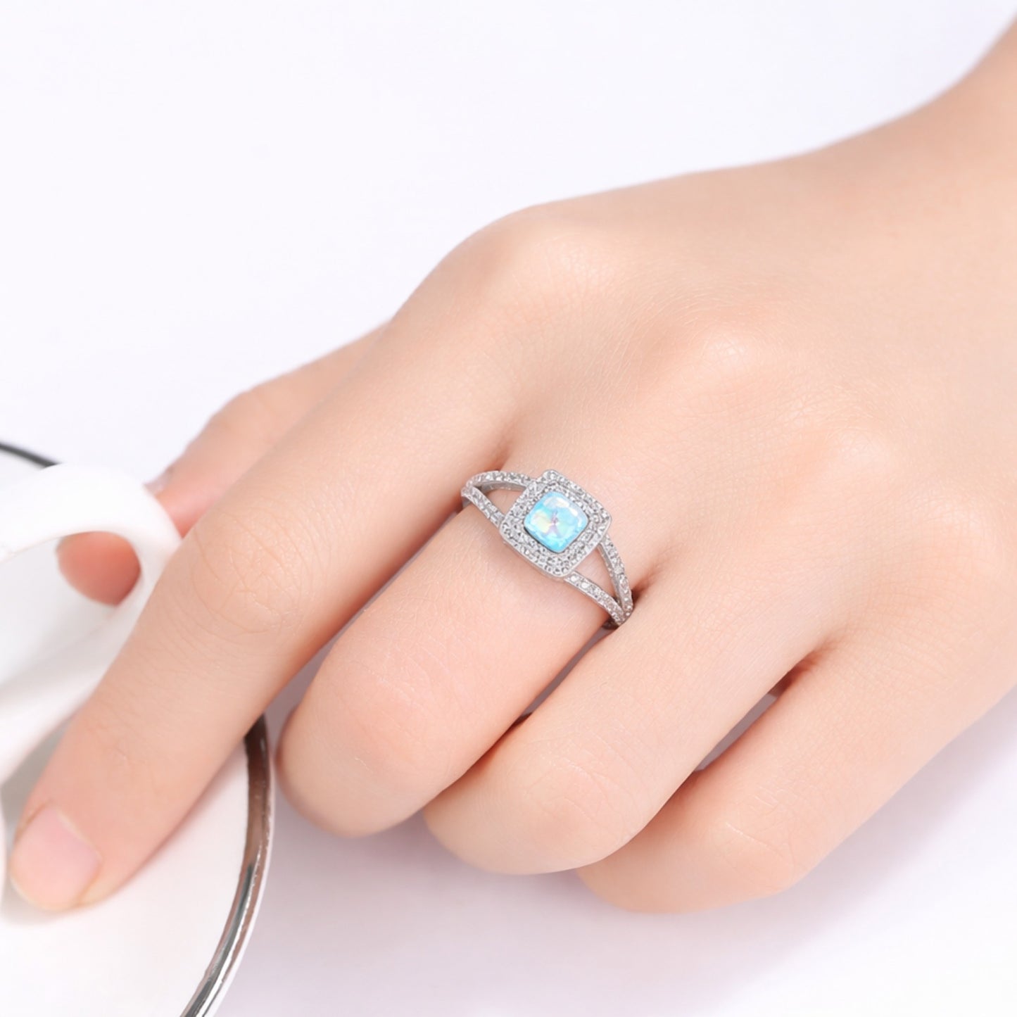 Inel din argint elegant patrat cu opal si cristale zirconiu cesini femei