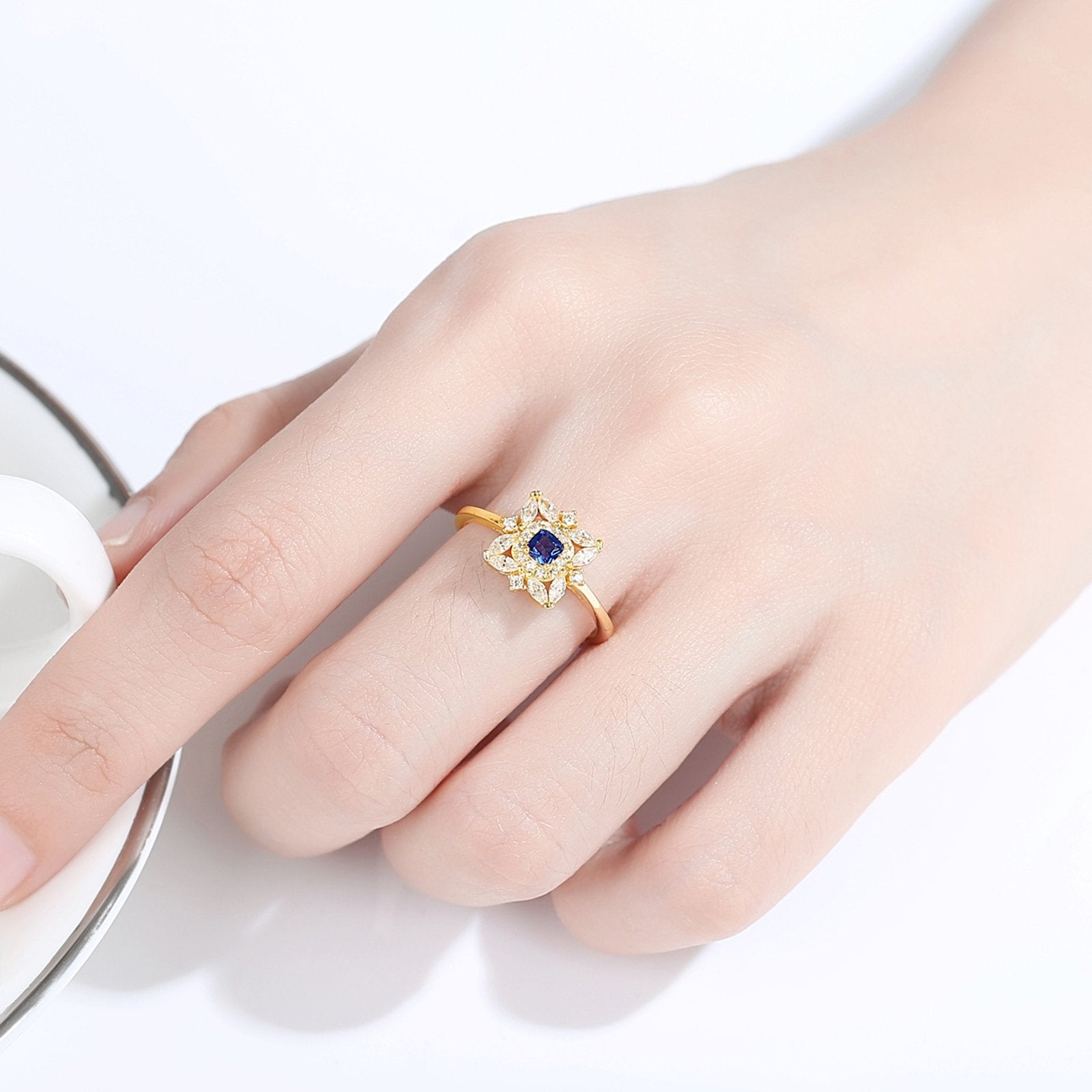 Inel din argint elegant placat cu aur cu safir albastru si cristale zirconiu cesini femei
