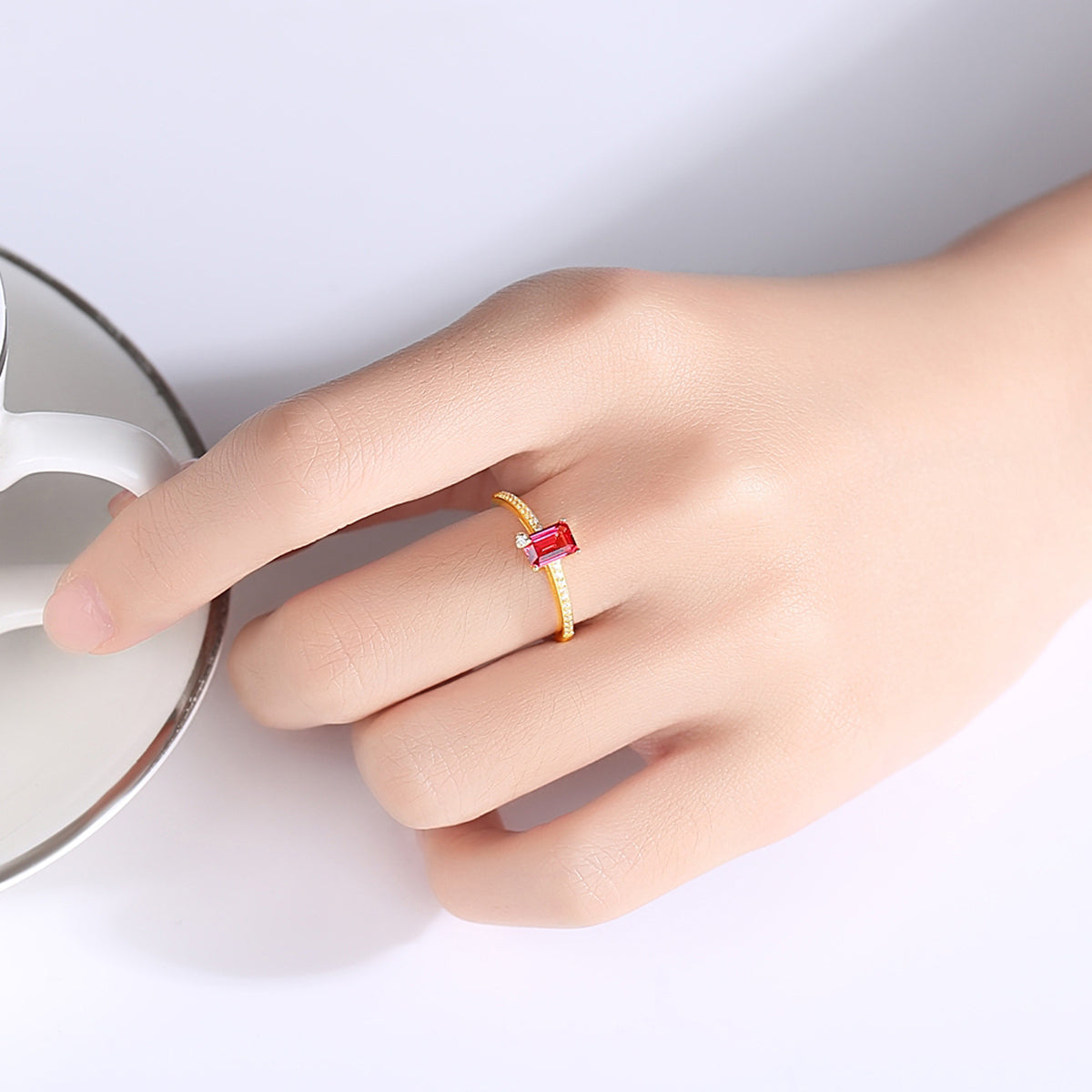 Inel din argint elegant placat cu aur cu rubin rosu si cristale zirconiu cesini purtat