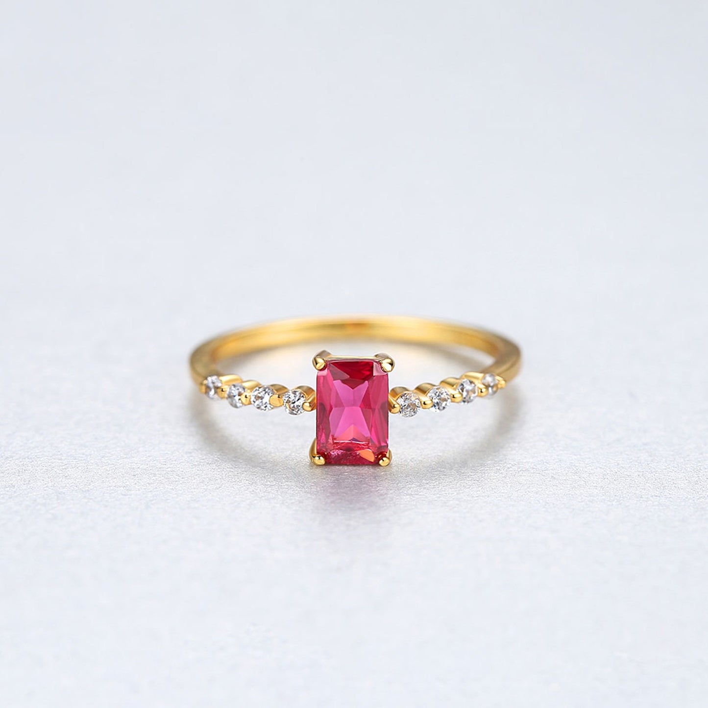 Inel din argint elegant rectangular placat cu aur cu rubin rosu si cristale zirconiu cesini cadou