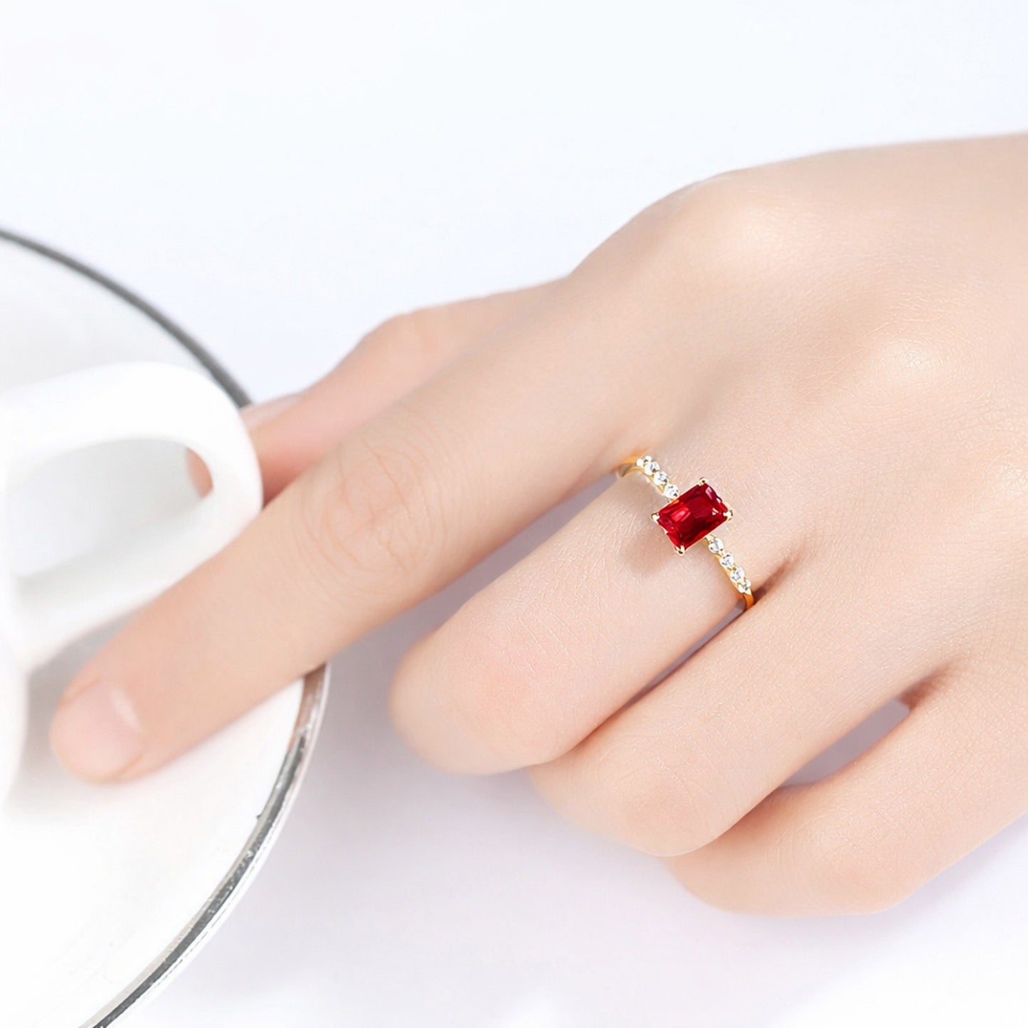 Inel din argint elegant rectangular placat cu aur cu rubin rosu si cristale zirconiu cesini femei