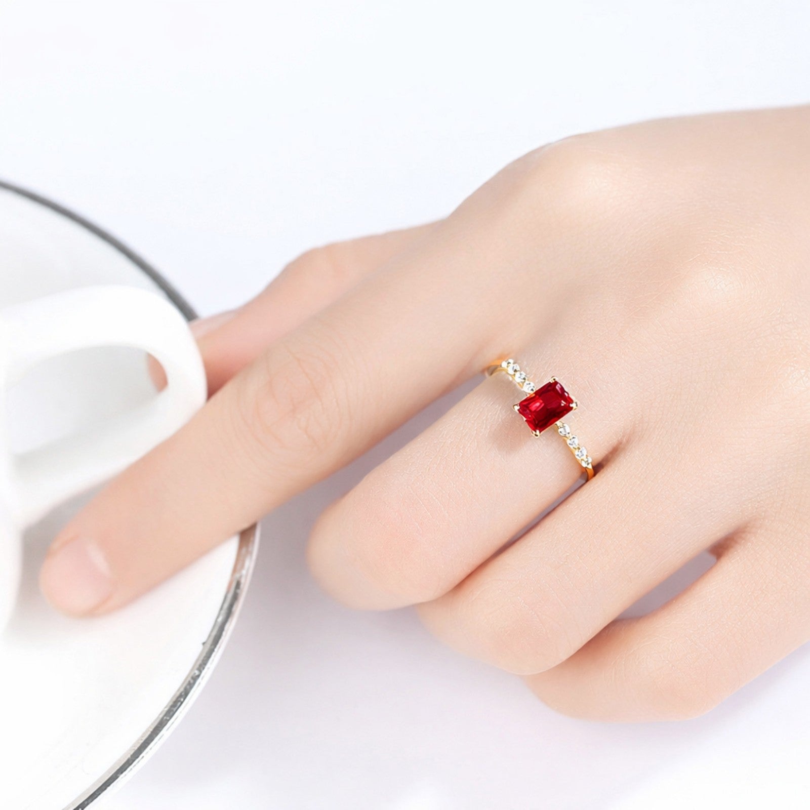 Inel din argint elegant rectangular placat cu aur cu rubin rosu si cristale zirconiu cesini femei