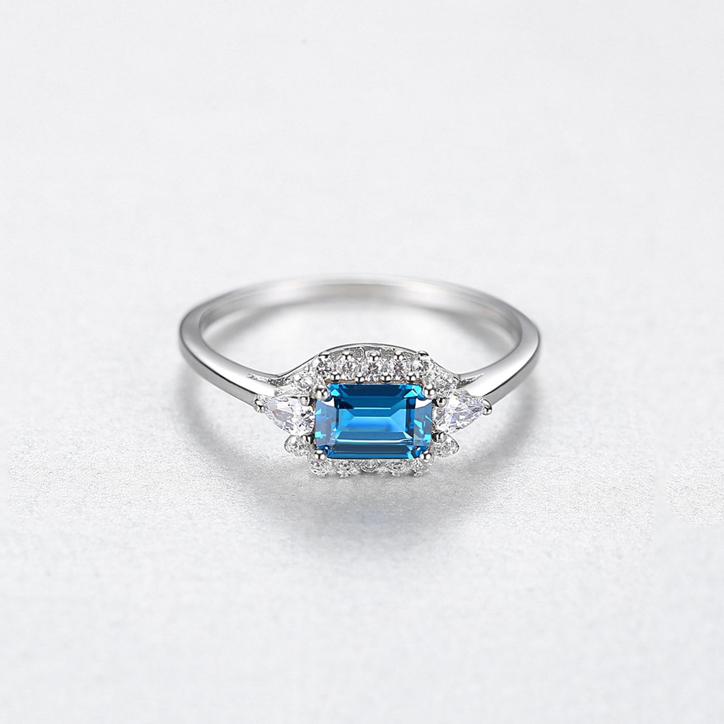 Inel din argint elegant rectangular cu safir albastru si cristale zirconiu cesini cadou