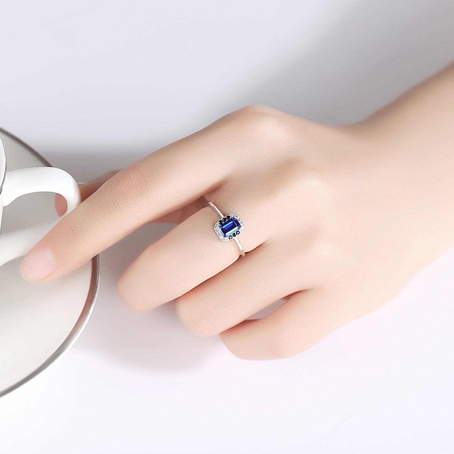 Inel din argint elegant rectangular cu safir albastru si cristale zirconiu cesini femei