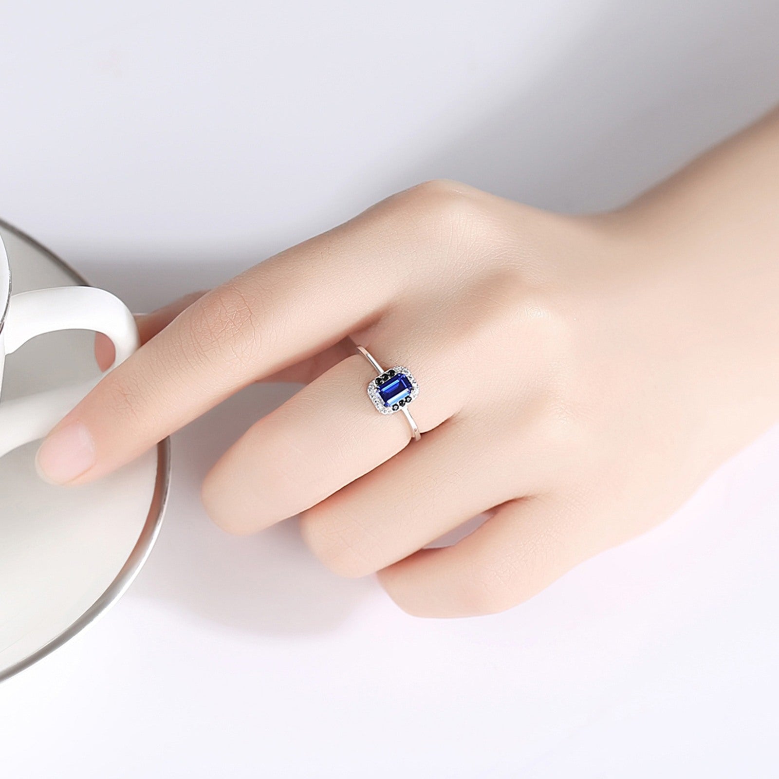 Inel din argint elegant rectangular cu safir albastru si cristale zirconiu cesini femei