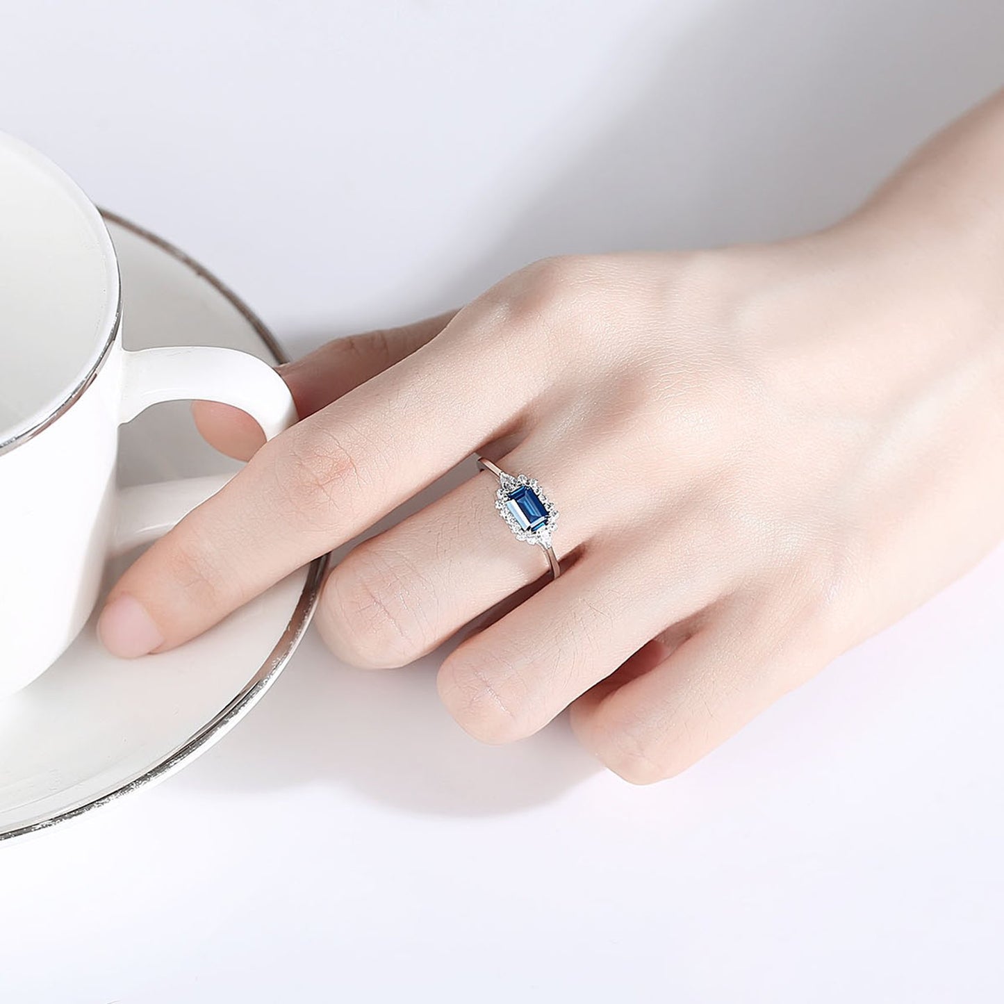 Inel din argint elegant rectangular cu safir albastru si cristale zirconiu cesini femei