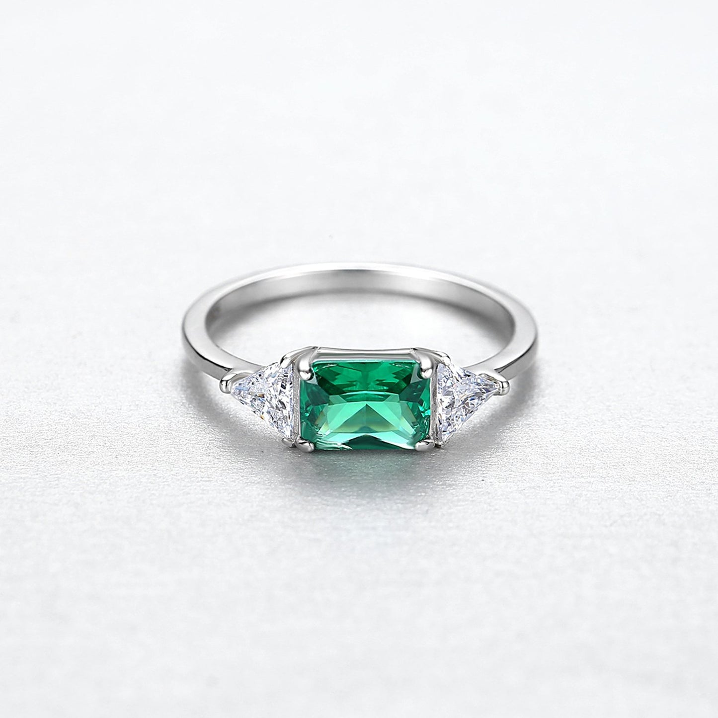 Inel din argint elegant rectangular cu smarald verde si cristale zirconiu cesini cadou