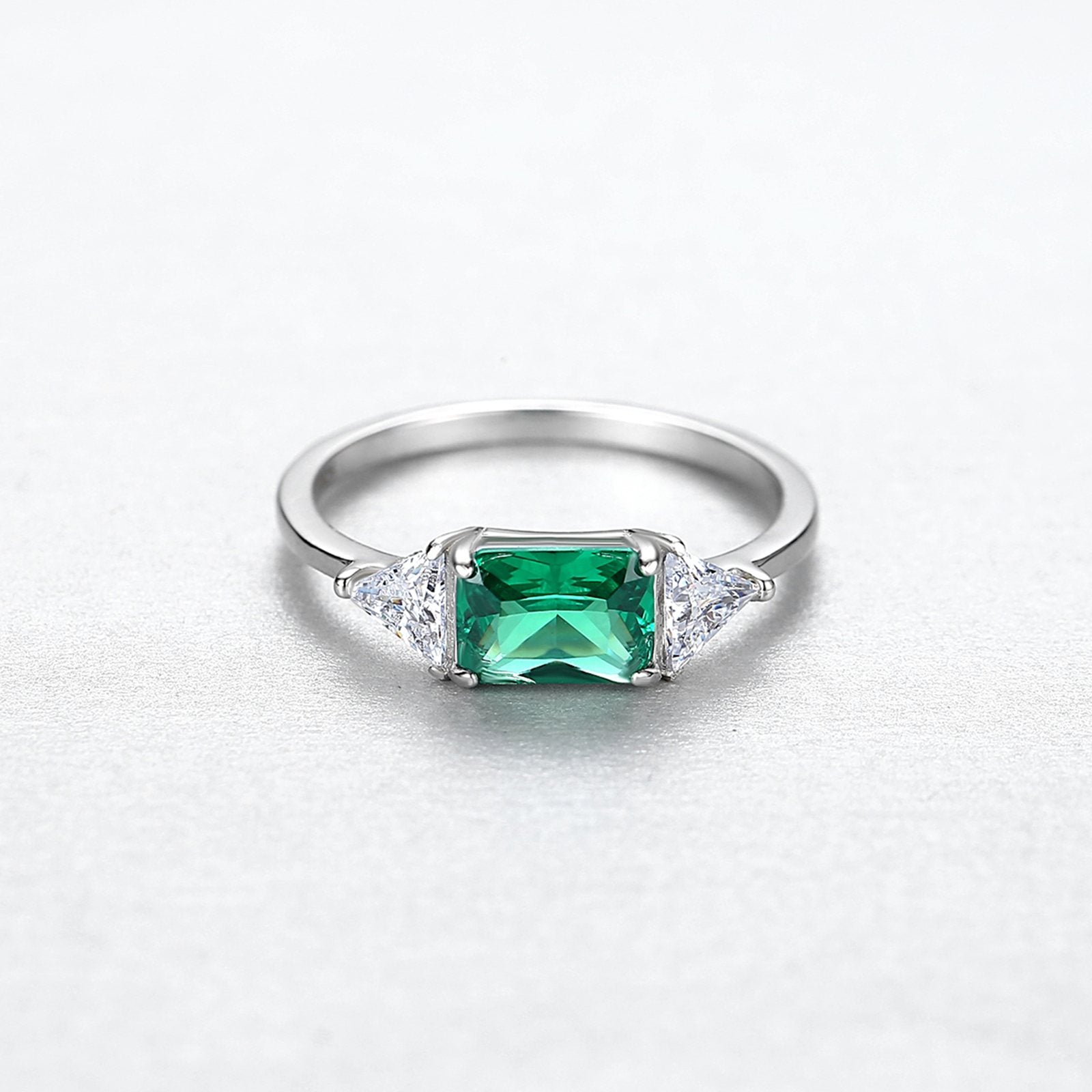 Inel din argint elegant rectangular cu smarald verde si cristale zirconiu cesini cadou