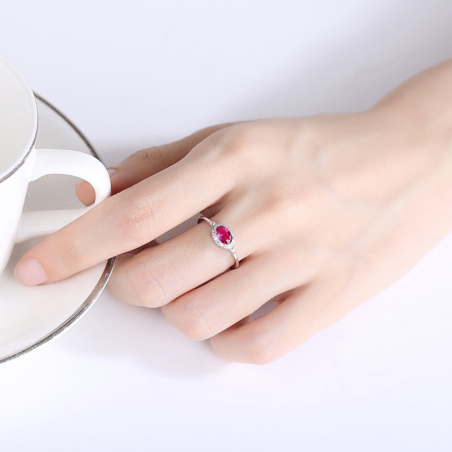 Inel din argint elegant oval cu rubin rosu si cristale zirconiu cesini purtat