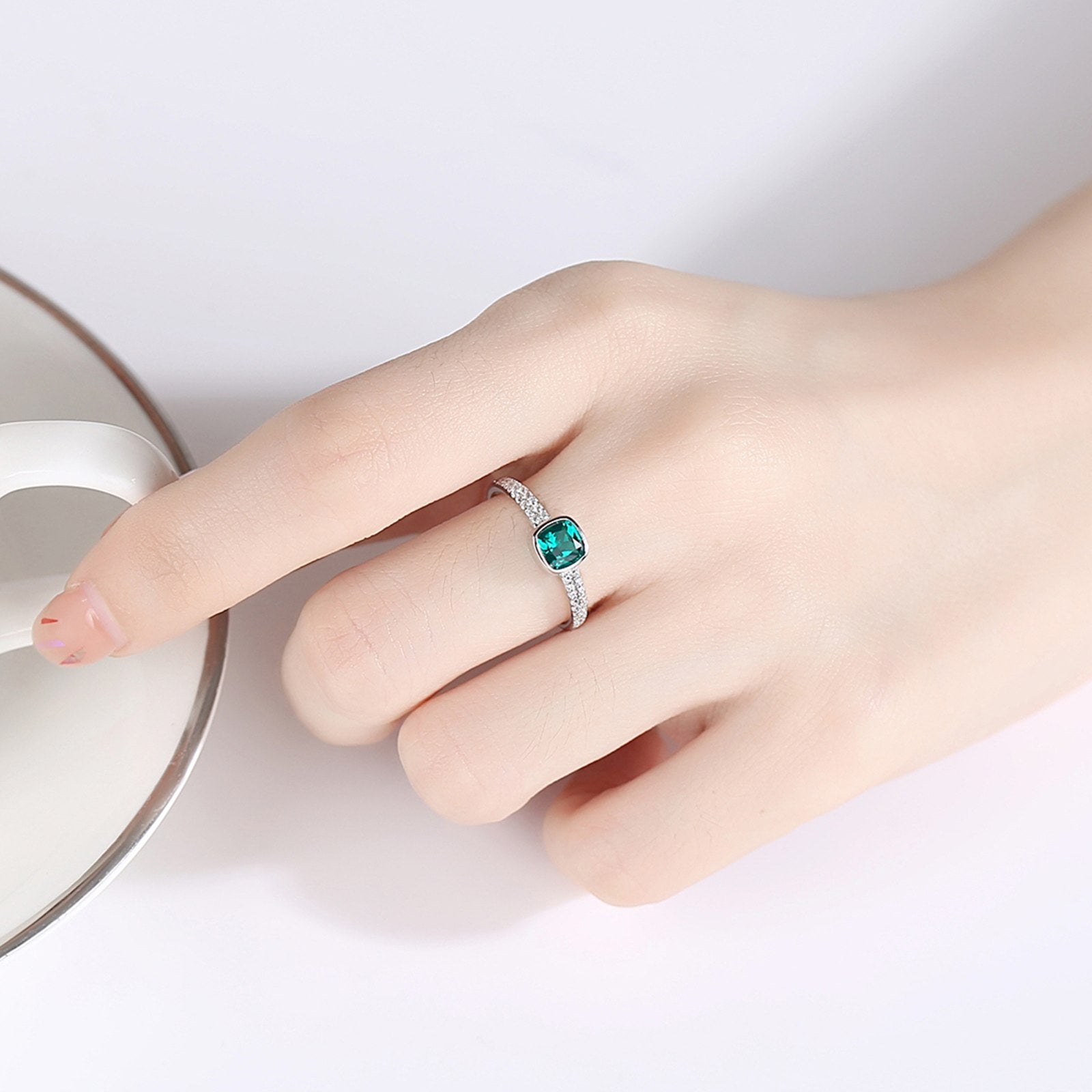 Inel din argint elegant tennis patrat cu smarald verde si cristale zirconiu cesini purtat