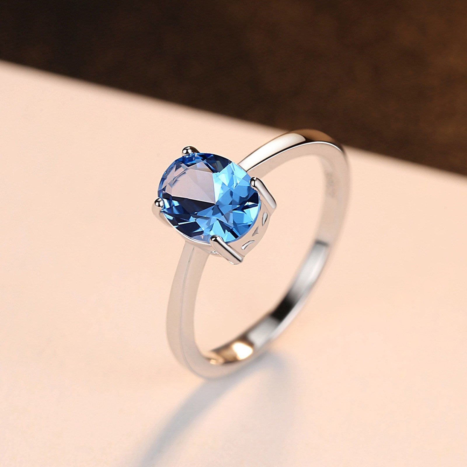 Inel din argint elegant oval cu topaz albastru cesini femei