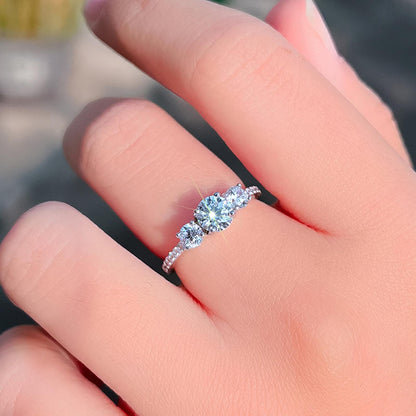 Inel din argint de logodna elegant rotund cu cristale zirconiu cesini purtat