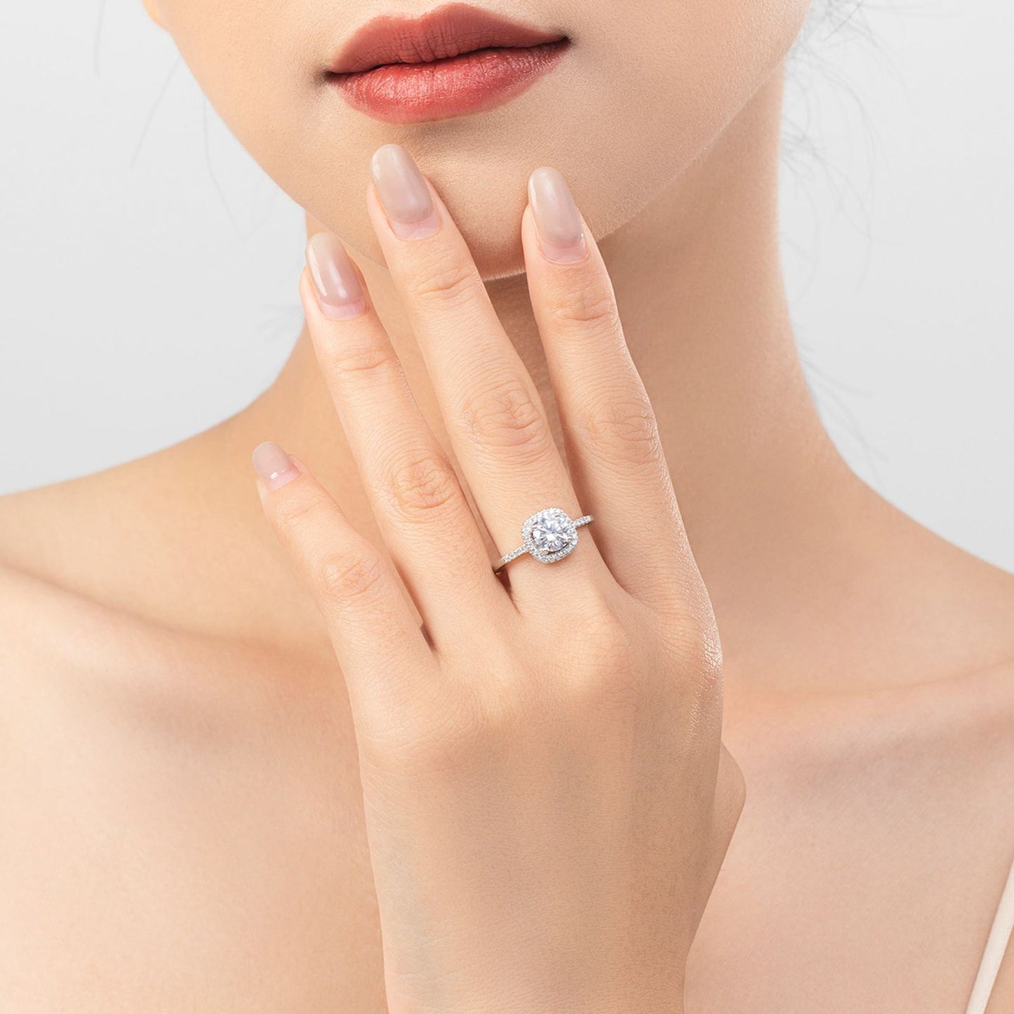 Inel din argint de logodna elegant patrat cu cristale zirconiu cesini purtat